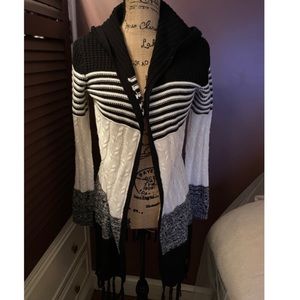 🦋BUNDLE AND SAVE! white and black sweater🦋